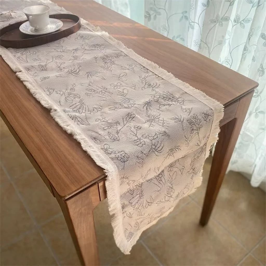 Chemin de table style campagne américaine en coton et lin, motif floral et glands