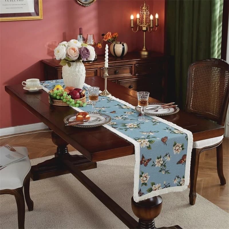 Chemin de table style campagne américaine floral en coton et lin avec glands