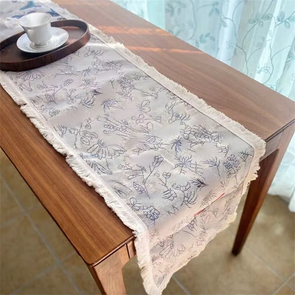 Chemin de table style campagne américaine en coton et lin, motif floral et glands