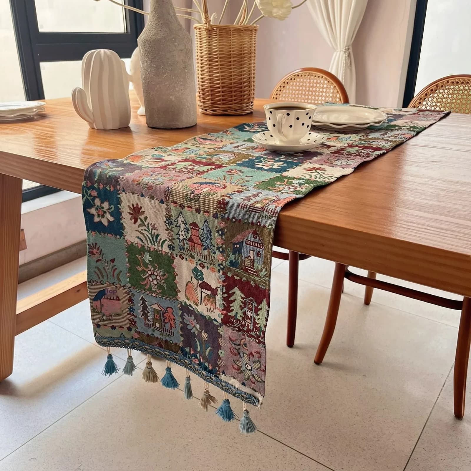 Chemin de table style campagne française, mélange coton-lin, motif floral