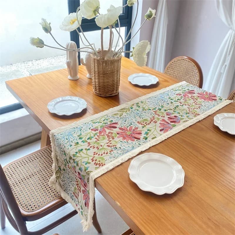 Chemin de table en mélange coton et lin jacquard, motif floral nordique