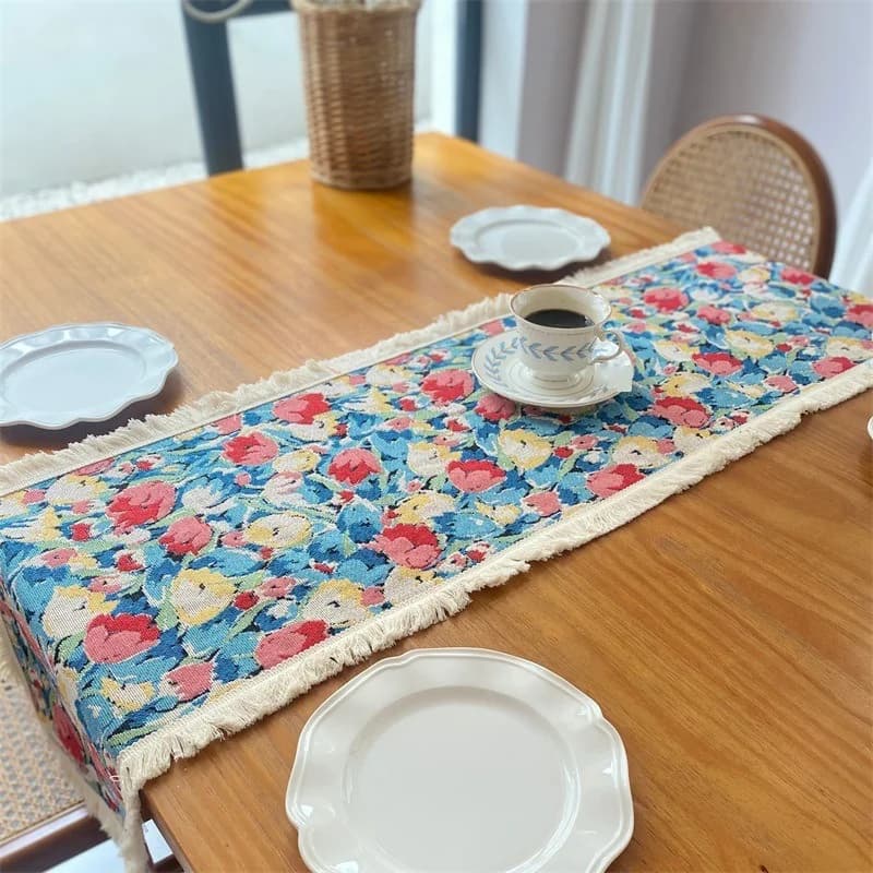 Chemin de table en mélange coton et lin jacquard, motif floral nordique