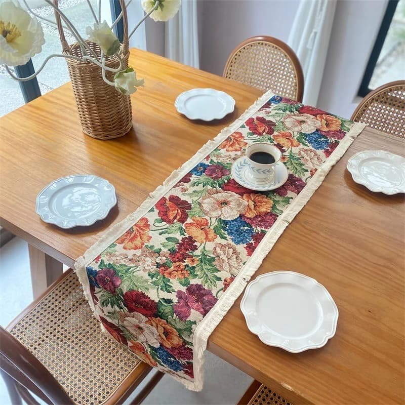 Chemin de table style campagne américaine floral en coton et lin avec glands