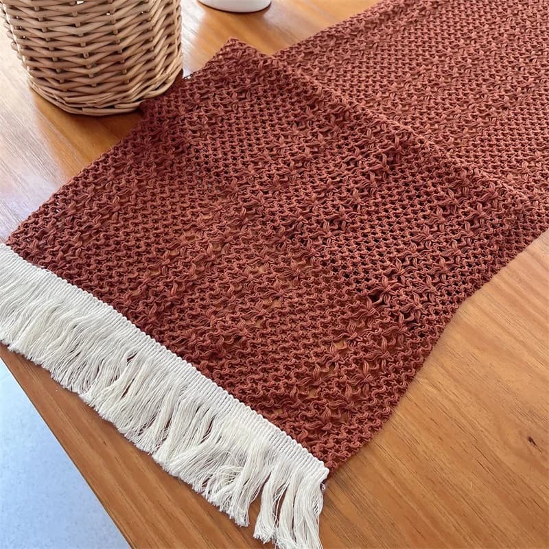 Chemin de table rustique en dentelle de coton avec pompons