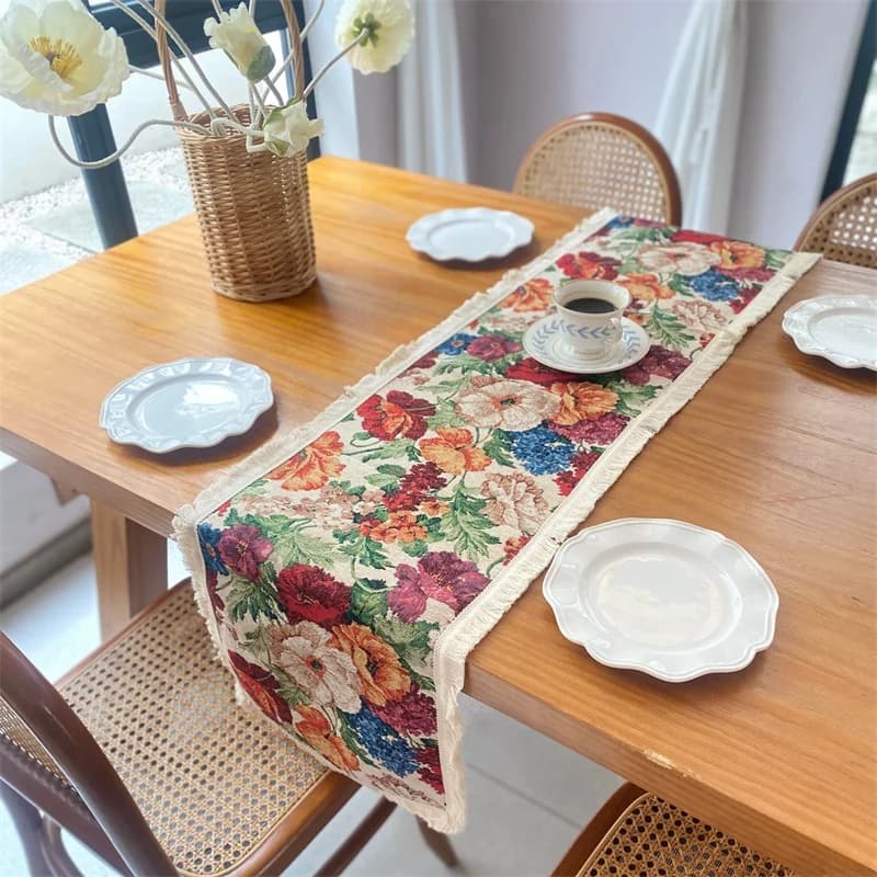 Chemin de table en mélange coton et lin jacquard, motif floral nordique