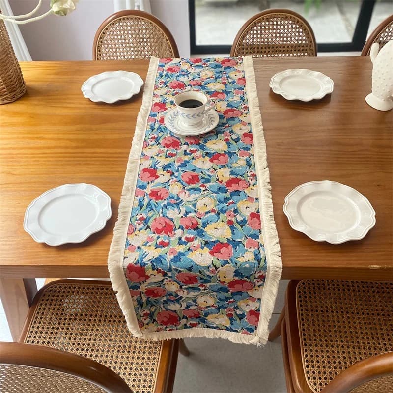 Chemin de table style campagne américaine floral en coton et lin avec glands