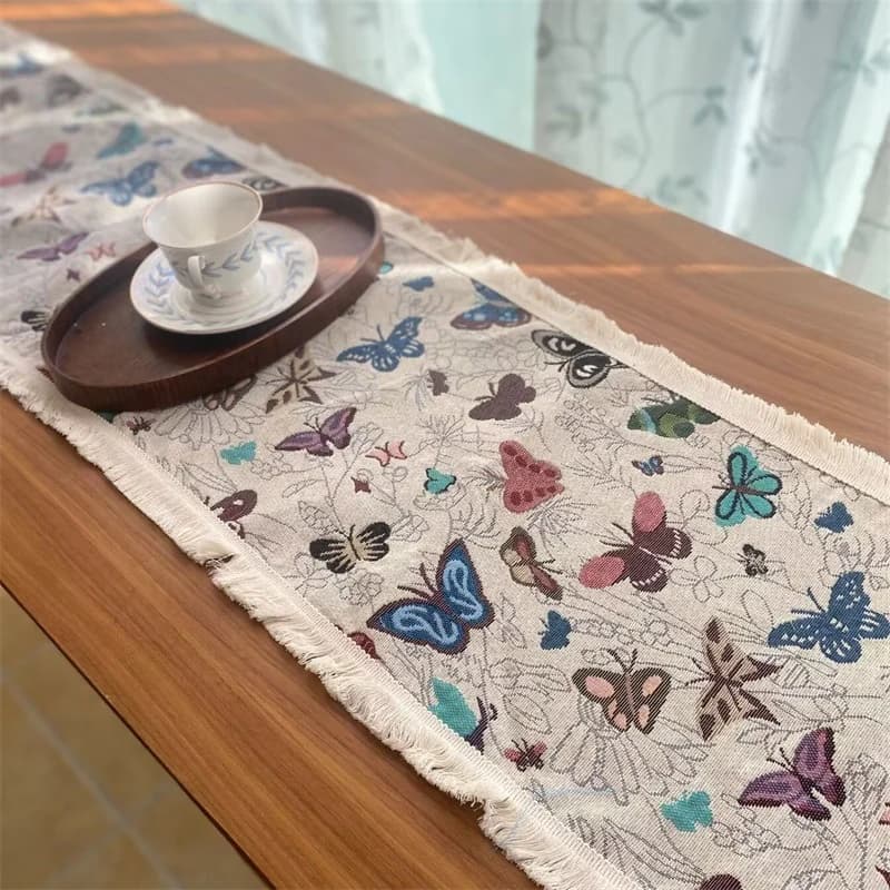 Chemin de table style campagne américaine en coton et lin, motif floral et glands